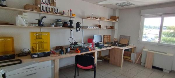 Bâtiment opérationnel, bien agencé, composé de 500 m2  de bureaux et de 380 m2 d'entrepôt sur 2190 m2 de terrain Saint-Donat-Sur-L'Herbasse