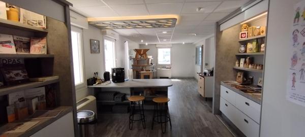 Bâtiment opérationnel, bien agencé, composé de 500 m2  de bureaux et de 380 m2 d'entrepôt sur 2190 m2 de terrain Saint-Donat-Sur-L'Herbasse