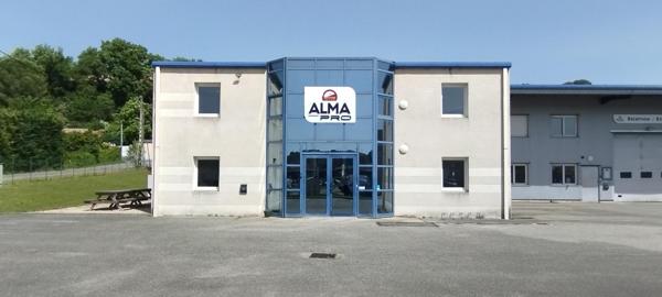 Bâtiment opérationnel, bien agencé, composé de 500 m2  de bureaux et de 380 m2 d'entrepôt sur 2190 m2 de terrain Saint-Donat-Sur-L'Herbasse