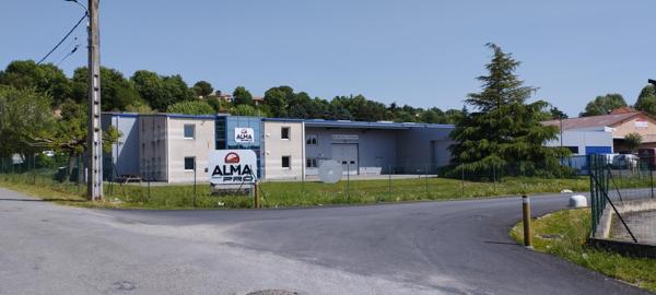 Bâtiment opérationnel, bien agencé, composé de 500 m2  de bureaux et de 380 m2 d'entrepôt sur 2190 m2 de terrain Saint-Donat-Sur-L'Herbasse