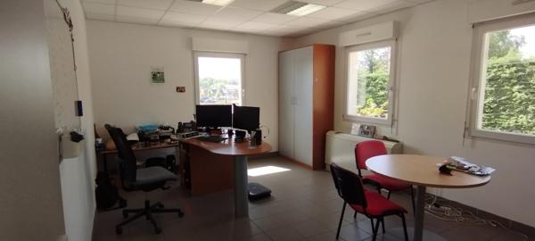 Bâtiment opérationnel, bien agencé, composé de 500 m2  de bureaux et de 380 m2 d'entrepôt sur 2190 m2 de terrain Saint-Donat-Sur-L'Herbasse