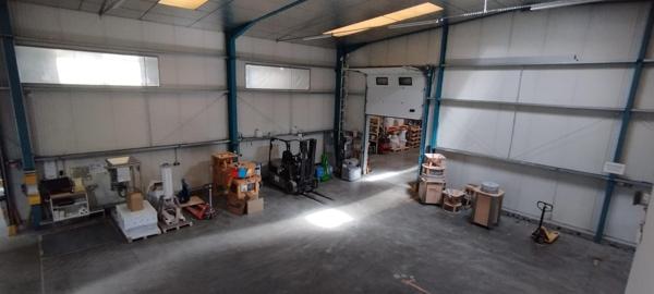 Bâtiment opérationnel, bien agencé, composé de 500 m2  de bureaux et de 380 m2 d'entrepôt sur 2190 m2 de terrain Saint-Donat-Sur-L'Herbasse
