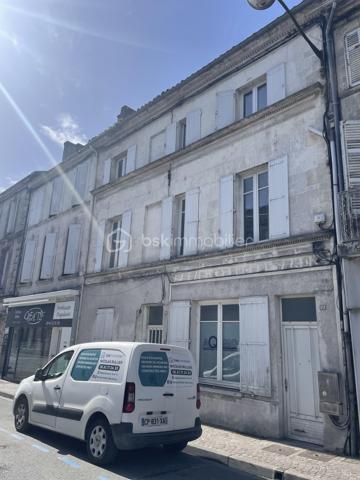 A la vente, appartement T2 d'une superficie d'environ 34m2, composé d'une pièce de vie avec cuisine aménagée baignée de lumière, d'une chambre, d'une salle d'eau et d'un w.c séparé et d'une cour privative d'environ 17m2
Ce dernier se trouve au rez-de-chaussée d'un immeuble, implanté au coeur de Cognac, à moins de 300m de la place François 1er. 
Ce logement est situé à la fin de l'extension de l'immeuble, de fait, il n'y a pas d'étage au dessus, donc pas de voisins. 
Les huisseries sont toutes en PVC double-vitrage, les volets sont également en PVC. 
Bien en copropriété de 7 lots.
Cet appartement est à rénover entièrement.
Il est actuellement évalué en DPE G.
Le loyer exercé lors de la dernière location était de 360 euros par mois.
Idéal pour des investisseurs qui souhaitent aller chercher une belle rentabilité ou pour des particuliers et des professionnels souhaitant s'établir en centre-ville.
Le loyer après rénovation a été estimé à environ 540 euros. Avis de valeur locative effectué par un professionnel. 

Les + :
- Aucune nuisance sonore n'est pas à déplorer, bien que ce bien se situe sur une des artères principale de Cognac. L'idéal pour allier vie en ville et calme pour profiter de l'espace extérieur privatif. 
- Proximité immédiate avec tout le dynamisme de Cognac et les diverses commodités.