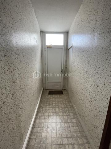 A la vente, appartement T2 d'une superficie d'environ 34m2, composé d'une pièce de vie avec cuisine aménagée baignée de lumière, d'une chambre, d'une salle d'eau et d'un w.c séparé et d'une cour privative d'environ 17m2
Ce dernier se trouve au rez-de-chaussée d'un immeuble, implanté au coeur de Cognac, à moins de 300m de la place François 1er. 
Ce logement est situé à la fin de l'extension de l'immeuble, de fait, il n'y a pas d'étage au dessus, donc pas de voisins. 
Les huisseries sont toutes en PVC double-vitrage, les volets sont également en PVC. 
Bien en copropriété de 7 lots.
Cet appartement est à rénover entièrement.
Il est actuellement évalué en DPE G.
Le loyer exercé lors de la dernière location était de 360 euros par mois.
Idéal pour des investisseurs qui souhaitent aller chercher une belle rentabilité ou pour des particuliers et des professionnels souhaitant s'établir en centre-ville.
Le loyer après rénovation a été estimé à environ 540 euros. Avis de valeur locative effectué par un professionnel. 

Les + :
- Aucune nuisance sonore n'est pas à déplorer, bien que ce bien se situe sur une des artères principale de Cognac. L'idéal pour allier vie en ville et calme pour profiter de l'espace extérieur privatif. 
- Proximité immédiate avec tout le dynamisme de Cognac et les diverses commodités.
