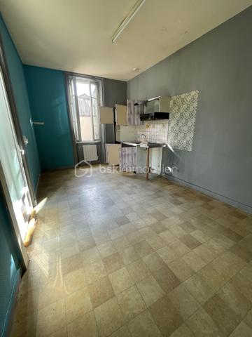 A la vente, appartement T2 d'une superficie d'environ 34m2, composé d'une pièce de vie avec cuisine aménagée baignée de lumière, d'une chambre, d'une salle d'eau et d'un w.c séparé et d'une cour privative d'environ 17m2
Ce dernier se trouve au rez-de-chaussée d'un immeuble, implanté au coeur de Cognac, à moins de 300m de la place François 1er. 
Ce logement est situé à la fin de l'extension de l'immeuble, de fait, il n'y a pas d'étage au dessus, donc pas de voisins. 
Les huisseries sont toutes en PVC double-vitrage, les volets sont également en PVC. 
Bien en copropriété de 7 lots.
Cet appartement est à rénover entièrement.
Il est actuellement évalué en DPE G.
Le loyer exercé lors de la dernière location était de 360 euros par mois.
Idéal pour des investisseurs qui souhaitent aller chercher une belle rentabilité ou pour des particuliers et des professionnels souhaitant s'établir en centre-ville.
Le loyer après rénovation a été estimé à environ 540 euros. Avis de valeur locative effectué par un professionnel. 

Les + :
- Aucune nuisance sonore n'est pas à déplorer, bien que ce bien se situe sur une des artères principale de Cognac. L'idéal pour allier vie en ville et calme pour profiter de l'espace extérieur privatif. 
- Proximité immédiate avec tout le dynamisme de Cognac et les diverses commodités.