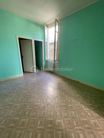 A la vente, appartement T2 d'une superficie d'environ 34m2, composé d'une pièce de vie avec cuisine aménagée baignée de lumière, d'une chambre, d'une salle d'eau et d'un w.c séparé et d'une cour privative d'environ 17m2
Ce dernier se trouve au rez-de-chaussée d'un immeuble, implanté au coeur de Cognac, à moins de 300m de la place François 1er. 
Ce logement est situé à la fin de l'extension de l'immeuble, de fait, il n'y a pas d'étage au dessus, donc pas de voisins. 
Les huisseries sont toutes en PVC double-vitrage, les volets sont également en PVC. 
Bien en copropriété de 7 lots.
Cet appartement est à rénover entièrement.
Il est actuellement évalué en DPE G.
Le loyer exercé lors de la dernière location était de 360 euros par mois.
Idéal pour des investisseurs qui souhaitent aller chercher une belle rentabilité ou pour des particuliers et des professionnels souhaitant s'établir en centre-ville.
Le loyer après rénovation a été estimé à environ 540 euros. Avis de valeur locative effectué par un professionnel. 

Les + :
- Aucune nuisance sonore n'est pas à déplorer, bien que ce bien se situe sur une des artères principale de Cognac. L'idéal pour allier vie en ville et calme pour profiter de l'espace extérieur privatif. 
- Proximité immédiate avec tout le dynamisme de Cognac et les diverses commodités.