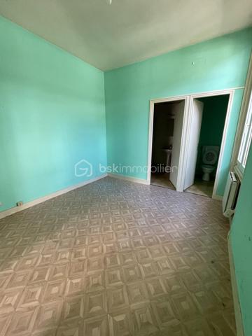 A la vente, appartement T2 d'une superficie d'environ 34m2, composé d'une pièce de vie avec cuisine aménagée baignée de lumière, d'une chambre, d'une salle d'eau et d'un w.c séparé et d'une cour privative d'environ 17m2
Ce dernier se trouve au rez-de-chaussée d'un immeuble, implanté au coeur de Cognac, à moins de 300m de la place François 1er. 
Ce logement est situé à la fin de l'extension de l'immeuble, de fait, il n'y a pas d'étage au dessus, donc pas de voisins. 
Les huisseries sont toutes en PVC double-vitrage, les volets sont également en PVC. 
Bien en copropriété de 7 lots.
Cet appartement est à rénover entièrement.
Il est actuellement évalué en DPE G.
Le loyer exercé lors de la dernière location était de 360 euros par mois.
Idéal pour des investisseurs qui souhaitent aller chercher une belle rentabilité ou pour des particuliers et des professionnels souhaitant s'établir en centre-ville.
Le loyer après rénovation a été estimé à environ 540 euros. Avis de valeur locative effectué par un professionnel. 

Les + :
- Aucune nuisance sonore n'est pas à déplorer, bien que ce bien se situe sur une des artères principale de Cognac. L'idéal pour allier vie en ville et calme pour profiter de l'espace extérieur privatif. 
- Proximité immédiate avec tout le dynamisme de Cognac et les diverses commodités.