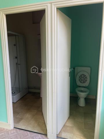 A la vente, appartement T2 d'une superficie d'environ 34m2, composé d'une pièce de vie avec cuisine aménagée baignée de lumière, d'une chambre, d'une salle d'eau et d'un w.c séparé et d'une cour privative d'environ 17m2
Ce dernier se trouve au rez-de-chaussée d'un immeuble, implanté au coeur de Cognac, à moins de 300m de la place François 1er. 
Ce logement est situé à la fin de l'extension de l'immeuble, de fait, il n'y a pas d'étage au dessus, donc pas de voisins. 
Les huisseries sont toutes en PVC double-vitrage, les volets sont également en PVC. 
Bien en copropriété de 7 lots.
Cet appartement est à rénover entièrement.
Il est actuellement évalué en DPE G.
Le loyer exercé lors de la dernière location était de 360 euros par mois.
Idéal pour des investisseurs qui souhaitent aller chercher une belle rentabilité ou pour des particuliers et des professionnels souhaitant s'établir en centre-ville.
Le loyer après rénovation a été estimé à environ 540 euros. Avis de valeur locative effectué par un professionnel. 

Les + :
- Aucune nuisance sonore n'est pas à déplorer, bien que ce bien se situe sur une des artères principale de Cognac. L'idéal pour allier vie en ville et calme pour profiter de l'espace extérieur privatif. 
- Proximité immédiate avec tout le dynamisme de Cognac et les diverses commodités.