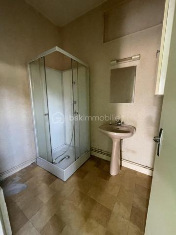 A la vente, appartement T2 d'une superficie d'environ 34m2, composé d'une pièce de vie avec cuisine aménagée baignée de lumière, d'une chambre, d'une salle d'eau et d'un w.c séparé et d'une cour privative d'environ 17m2
Ce dernier se trouve au rez-de-chaussée d'un immeuble, implanté au coeur de Cognac, à moins de 300m de la place François 1er. 
Ce logement est situé à la fin de l'extension de l'immeuble, de fait, il n'y a pas d'étage au dessus, donc pas de voisins. 
Les huisseries sont toutes en PVC double-vitrage, les volets sont également en PVC. 
Bien en copropriété de 7 lots.
Cet appartement est à rénover entièrement.
Il est actuellement évalué en DPE G.
Le loyer exercé lors de la dernière location était de 360 euros par mois.
Idéal pour des investisseurs qui souhaitent aller chercher une belle rentabilité ou pour des particuliers et des professionnels souhaitant s'établir en centre-ville.
Le loyer après rénovation a été estimé à environ 540 euros. Avis de valeur locative effectué par un professionnel. 

Les + :
- Aucune nuisance sonore n'est pas à déplorer, bien que ce bien se situe sur une des artères principale de Cognac. L'idéal pour allier vie en ville et calme pour profiter de l'espace extérieur privatif. 
- Proximité immédiate avec tout le dynamisme de Cognac et les diverses commodités.