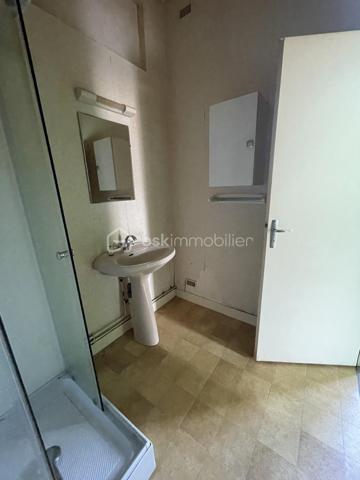 A la vente, appartement T2 d'une superficie d'environ 34m2, composé d'une pièce de vie avec cuisine aménagée baignée de lumière, d'une chambre, d'une salle d'eau et d'un w.c séparé et d'une cour privative d'environ 17m2
Ce dernier se trouve au rez-de-chaussée d'un immeuble, implanté au coeur de Cognac, à moins de 300m de la place François 1er. 
Ce logement est situé à la fin de l'extension de l'immeuble, de fait, il n'y a pas d'étage au dessus, donc pas de voisins. 
Les huisseries sont toutes en PVC double-vitrage, les volets sont également en PVC. 
Bien en copropriété de 7 lots.
Cet appartement est à rénover entièrement.
Il est actuellement évalué en DPE G.
Le loyer exercé lors de la dernière location était de 360 euros par mois.
Idéal pour des investisseurs qui souhaitent aller chercher une belle rentabilité ou pour des particuliers et des professionnels souhaitant s'établir en centre-ville.
Le loyer après rénovation a été estimé à environ 540 euros. Avis de valeur locative effectué par un professionnel. 

Les + :
- Aucune nuisance sonore n'est pas à déplorer, bien que ce bien se situe sur une des artères principale de Cognac. L'idéal pour allier vie en ville et calme pour profiter de l'espace extérieur privatif. 
- Proximité immédiate avec tout le dynamisme de Cognac et les diverses commodités.