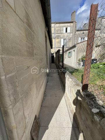 A la vente, appartement T2 d'une superficie d'environ 34m2, composé d'une pièce de vie avec cuisine aménagée baignée de lumière, d'une chambre, d'une salle d'eau et d'un w.c séparé et d'une cour privative d'environ 17m2
Ce dernier se trouve au rez-de-chaussée d'un immeuble, implanté au coeur de Cognac, à moins de 300m de la place François 1er. 
Ce logement est situé à la fin de l'extension de l'immeuble, de fait, il n'y a pas d'étage au dessus, donc pas de voisins. 
Les huisseries sont toutes en PVC double-vitrage, les volets sont également en PVC. 
Bien en copropriété de 7 lots.
Cet appartement est à rénover entièrement.
Il est actuellement évalué en DPE G.
Le loyer exercé lors de la dernière location était de 360 euros par mois.
Idéal pour des investisseurs qui souhaitent aller chercher une belle rentabilité ou pour des particuliers et des professionnels souhaitant s'établir en centre-ville.
Le loyer après rénovation a été estimé à environ 540 euros. Avis de valeur locative effectué par un professionnel. 

Les + :
- Aucune nuisance sonore n'est pas à déplorer, bien que ce bien se situe sur une des artères principale de Cognac. L'idéal pour allier vie en ville et calme pour profiter de l'espace extérieur privatif. 
- Proximité immédiate avec tout le dynamisme de Cognac et les diverses commodités.