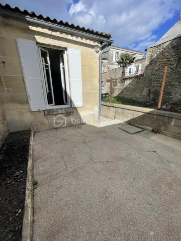 A la vente, appartement T2 d'une superficie d'environ 34m2, composé d'une pièce de vie avec cuisine aménagée baignée de lumière, d'une chambre, d'une salle d'eau et d'un w.c séparé et d'une cour privative d'environ 17m2
Ce dernier se trouve au rez-de-chaussée d'un immeuble, implanté au coeur de Cognac, à moins de 300m de la place François 1er. 
Ce logement est situé à la fin de l'extension de l'immeuble, de fait, il n'y a pas d'étage au dessus, donc pas de voisins. 
Les huisseries sont toutes en PVC double-vitrage, les volets sont également en PVC. 
Bien en copropriété de 7 lots.
Cet appartement est à rénover entièrement.
Il est actuellement évalué en DPE G.
Le loyer exercé lors de la dernière location était de 360 euros par mois.
Idéal pour des investisseurs qui souhaitent aller chercher une belle rentabilité ou pour des particuliers et des professionnels souhaitant s'établir en centre-ville.
Le loyer après rénovation a été estimé à environ 540 euros. Avis de valeur locative effectué par un professionnel. 

Les + :
- Aucune nuisance sonore n'est pas à déplorer, bien que ce bien se situe sur une des artères principale de Cognac. L'idéal pour allier vie en ville et calme pour profiter de l'espace extérieur privatif. 
- Proximité immédiate avec tout le dynamisme de Cognac et les diverses commodités.