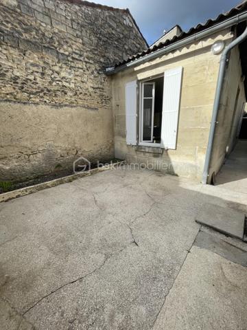 A la vente, appartement T2 d'une superficie d'environ 34m2, composé d'une pièce de vie avec cuisine aménagée baignée de lumière, d'une chambre, d'une salle d'eau et d'un w.c séparé et d'une cour privative d'environ 17m2
Ce dernier se trouve au rez-de-chaussée d'un immeuble, implanté au coeur de Cognac, à moins de 300m de la place François 1er. 
Ce logement est situé à la fin de l'extension de l'immeuble, de fait, il n'y a pas d'étage au dessus, donc pas de voisins. 
Les huisseries sont toutes en PVC double-vitrage, les volets sont également en PVC. 
Bien en copropriété de 7 lots.
Cet appartement est à rénover entièrement.
Il est actuellement évalué en DPE G.
Le loyer exercé lors de la dernière location était de 360 euros par mois.
Idéal pour des investisseurs qui souhaitent aller chercher une belle rentabilité ou pour des particuliers et des professionnels souhaitant s'établir en centre-ville.
Le loyer après rénovation a été estimé à environ 540 euros. Avis de valeur locative effectué par un professionnel. 

Les + :
- Aucune nuisance sonore n'est pas à déplorer, bien que ce bien se situe sur une des artères principale de Cognac. L'idéal pour allier vie en ville et calme pour profiter de l'espace extérieur privatif. 
- Proximité immédiate avec tout le dynamisme de Cognac et les diverses commodités.