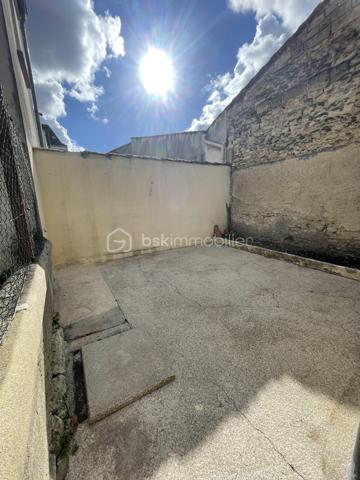 A la vente, appartement T2 d'une superficie d'environ 34m2, composé d'une pièce de vie avec cuisine aménagée baignée de lumière, d'une chambre, d'une salle d'eau et d'un w.c séparé et d'une cour privative d'environ 17m2
Ce dernier se trouve au rez-de-chaussée d'un immeuble, implanté au coeur de Cognac, à moins de 300m de la place François 1er. 
Ce logement est situé à la fin de l'extension de l'immeuble, de fait, il n'y a pas d'étage au dessus, donc pas de voisins. 
Les huisseries sont toutes en PVC double-vitrage, les volets sont également en PVC. 
Bien en copropriété de 7 lots.
Cet appartement est à rénover entièrement.
Il est actuellement évalué en DPE G.
Le loyer exercé lors de la dernière location était de 360 euros par mois.
Idéal pour des investisseurs qui souhaitent aller chercher une belle rentabilité ou pour des particuliers et des professionnels souhaitant s'établir en centre-ville.
Le loyer après rénovation a été estimé à environ 540 euros. Avis de valeur locative effectué par un professionnel. 

Les + :
- Aucune nuisance sonore n'est pas à déplorer, bien que ce bien se situe sur une des artères principale de Cognac. L'idéal pour allier vie en ville et calme pour profiter de l'espace extérieur privatif. 
- Proximité immédiate avec tout le dynamisme de Cognac et les diverses commodités.