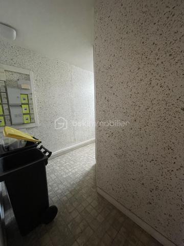 A la vente, appartement T2 d'une superficie d'environ 34m2, composé d'une pièce de vie avec cuisine aménagée baignée de lumière, d'une chambre, d'une salle d'eau et d'un w.c séparé et d'une cour privative d'environ 17m2
Ce dernier se trouve au rez-de-chaussée d'un immeuble, implanté au coeur de Cognac, à moins de 300m de la place François 1er. 
Ce logement est situé à la fin de l'extension de l'immeuble, de fait, il n'y a pas d'étage au dessus, donc pas de voisins. 
Les huisseries sont toutes en PVC double-vitrage, les volets sont également en PVC. 
Bien en copropriété de 7 lots.
Cet appartement est à rénover entièrement.
Il est actuellement évalué en DPE G.
Le loyer exercé lors de la dernière location était de 360 euros par mois.
Idéal pour des investisseurs qui souhaitent aller chercher une belle rentabilité ou pour des particuliers et des professionnels souhaitant s'établir en centre-ville.
Le loyer après rénovation a été estimé à environ 540 euros. Avis de valeur locative effectué par un professionnel. 

Les + :
- Aucune nuisance sonore n'est pas à déplorer, bien que ce bien se situe sur une des artères principale de Cognac. L'idéal pour allier vie en ville et calme pour profiter de l'espace extérieur privatif. 
- Proximité immédiate avec tout le dynamisme de Cognac et les diverses commodités.