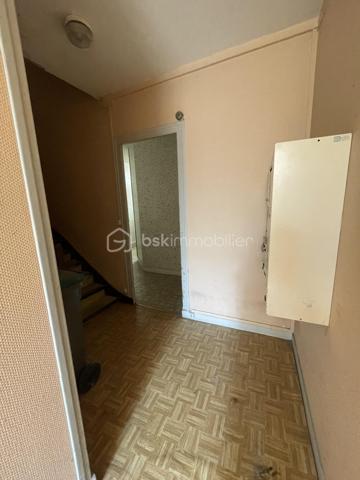 A la vente, appartement T2 d'une superficie d'environ 34m2, composé d'une pièce de vie avec cuisine aménagée baignée de lumière, d'une chambre, d'une salle d'eau et d'un w.c séparé et d'une cour privative d'environ 17m2
Ce dernier se trouve au rez-de-chaussée d'un immeuble, implanté au coeur de Cognac, à moins de 300m de la place François 1er. 
Ce logement est situé à la fin de l'extension de l'immeuble, de fait, il n'y a pas d'étage au dessus, donc pas de voisins. 
Les huisseries sont toutes en PVC double-vitrage, les volets sont également en PVC. 
Bien en copropriété de 7 lots.
Cet appartement est à rénover entièrement.
Il est actuellement évalué en DPE G.
Le loyer exercé lors de la dernière location était de 360 euros par mois.
Idéal pour des investisseurs qui souhaitent aller chercher une belle rentabilité ou pour des particuliers et des professionnels souhaitant s'établir en centre-ville.
Le loyer après rénovation a été estimé à environ 540 euros. Avis de valeur locative effectué par un professionnel. 

Les + :
- Aucune nuisance sonore n'est pas à déplorer, bien que ce bien se situe sur une des artères principale de Cognac. L'idéal pour allier vie en ville et calme pour profiter de l'espace extérieur privatif. 
- Proximité immédiate avec tout le dynamisme de Cognac et les diverses commodités.