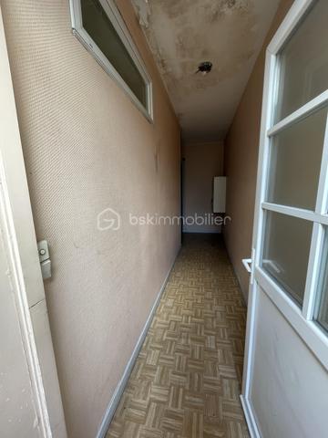 A la vente, appartement T2 d'une superficie d'environ 34m2, composé d'une pièce de vie avec cuisine aménagée baignée de lumière, d'une chambre, d'une salle d'eau et d'un w.c séparé et d'une cour privative d'environ 17m2
Ce dernier se trouve au rez-de-chaussée d'un immeuble, implanté au coeur de Cognac, à moins de 300m de la place François 1er. 
Ce logement est situé à la fin de l'extension de l'immeuble, de fait, il n'y a pas d'étage au dessus, donc pas de voisins. 
Les huisseries sont toutes en PVC double-vitrage, les volets sont également en PVC. 
Bien en copropriété de 7 lots.
Cet appartement est à rénover entièrement.
Il est actuellement évalué en DPE G.
Le loyer exercé lors de la dernière location était de 360 euros par mois.
Idéal pour des investisseurs qui souhaitent aller chercher une belle rentabilité ou pour des particuliers et des professionnels souhaitant s'établir en centre-ville.
Le loyer après rénovation a été estimé à environ 540 euros. Avis de valeur locative effectué par un professionnel. 

Les + :
- Aucune nuisance sonore n'est pas à déplorer, bien que ce bien se situe sur une des artères principale de Cognac. L'idéal pour allier vie en ville et calme pour profiter de l'espace extérieur privatif. 
- Proximité immédiate avec tout le dynamisme de Cognac et les diverses commodités.