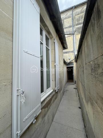 A la vente, appartement T2 d'une superficie d'environ 34m2, composé d'une pièce de vie avec cuisine aménagée baignée de lumière, d'une chambre, d'une salle d'eau et d'un w.c séparé et d'une cour privative d'environ 17m2
Ce dernier se trouve au rez-de-chaussée d'un immeuble, implanté au coeur de Cognac, à moins de 300m de la place François 1er. 
Ce logement est situé à la fin de l'extension de l'immeuble, de fait, il n'y a pas d'étage au dessus, donc pas de voisins. 
Les huisseries sont toutes en PVC double-vitrage, les volets sont également en PVC. 
Bien en copropriété de 7 lots.
Cet appartement est à rénover entièrement.
Il est actuellement évalué en DPE G.
Le loyer exercé lors de la dernière location était de 360 euros par mois.
Idéal pour des investisseurs qui souhaitent aller chercher une belle rentabilité ou pour des particuliers et des professionnels souhaitant s'établir en centre-ville.
Le loyer après rénovation a été estimé à environ 540 euros. Avis de valeur locative effectué par un professionnel. 

Les + :
- Aucune nuisance sonore n'est pas à déplorer, bien que ce bien se situe sur une des artères principale de Cognac. L'idéal pour allier vie en ville et calme pour profiter de l'espace extérieur privatif. 
- Proximité immédiate avec tout le dynamisme de Cognac et les diverses commodités.
