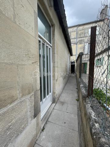A la vente, appartement T2 d'une superficie d'environ 34m2, composé d'une pièce de vie avec cuisine aménagée baignée de lumière, d'une chambre, d'une salle d'eau et d'un w.c séparé et d'une cour privative d'environ 17m2
Ce dernier se trouve au rez-de-chaussée d'un immeuble, implanté au coeur de Cognac, à moins de 300m de la place François 1er. 
Ce logement est situé à la fin de l'extension de l'immeuble, de fait, il n'y a pas d'étage au dessus, donc pas de voisins. 
Les huisseries sont toutes en PVC double-vitrage, les volets sont également en PVC. 
Bien en copropriété de 7 lots.
Cet appartement est à rénover entièrement.
Il est actuellement évalué en DPE G.
Le loyer exercé lors de la dernière location était de 360 euros par mois.
Idéal pour des investisseurs qui souhaitent aller chercher une belle rentabilité ou pour des particuliers et des professionnels souhaitant s'établir en centre-ville.
Le loyer après rénovation a été estimé à environ 540 euros. Avis de valeur locative effectué par un professionnel. 

Les + :
- Aucune nuisance sonore n'est pas à déplorer, bien que ce bien se situe sur une des artères principale de Cognac. L'idéal pour allier vie en ville et calme pour profiter de l'espace extérieur privatif. 
- Proximité immédiate avec tout le dynamisme de Cognac et les diverses commodités.