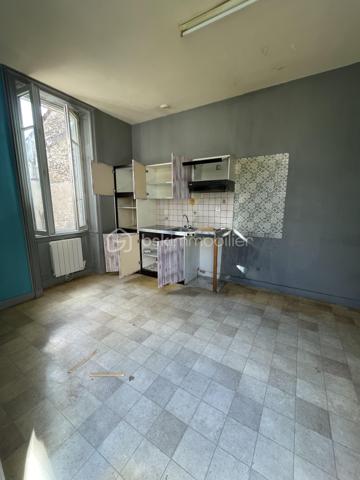 A la vente, appartement T2 d'une superficie d'environ 34m2, composé d'une pièce de vie avec cuisine aménagée baignée de lumière, d'une chambre, d'une salle d'eau et d'un w.c séparé et d'une cour privative d'environ 17m2
Ce dernier se trouve au rez-de-chaussée d'un immeuble, implanté au coeur de Cognac, à moins de 300m de la place François 1er. 
Ce logement est situé à la fin de l'extension de l'immeuble, de fait, il n'y a pas d'étage au dessus, donc pas de voisins. 
Les huisseries sont toutes en PVC double-vitrage, les volets sont également en PVC. 
Bien en copropriété de 7 lots.
Cet appartement est à rénover entièrement.
Il est actuellement évalué en DPE G.
Le loyer exercé lors de la dernière location était de 360 euros par mois.
Idéal pour des investisseurs qui souhaitent aller chercher une belle rentabilité ou pour des particuliers et des professionnels souhaitant s'établir en centre-ville.
Le loyer après rénovation a été estimé à environ 540 euros. Avis de valeur locative effectué par un professionnel. 

Les + :
- Aucune nuisance sonore n'est pas à déplorer, bien que ce bien se situe sur une des artères principale de Cognac. L'idéal pour allier vie en ville et calme pour profiter de l'espace extérieur privatif. 
- Proximité immédiate avec tout le dynamisme de Cognac et les diverses commodités.