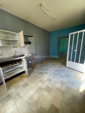 A la vente, appartement T2 d'une superficie d'environ 34m2, composé d'une pièce de vie avec cuisine aménagée baignée de lumière, d'une chambre, d'une salle d'eau et d'un w.c séparé et d'une cour privative d'environ 17m2
Ce dernier se trouve au rez-de-chaussée d'un immeuble, implanté au coeur de Cognac, à moins de 300m de la place François 1er. 
Ce logement est situé à la fin de l'extension de l'immeuble, de fait, il n'y a pas d'étage au dessus, donc pas de voisins. 
Les huisseries sont toutes en PVC double-vitrage, les volets sont également en PVC. 
Bien en copropriété de 7 lots.
Cet appartement est à rénover entièrement.
Il est actuellement évalué en DPE G.
Le loyer exercé lors de la dernière location était de 360 euros par mois.
Idéal pour des investisseurs qui souhaitent aller chercher une belle rentabilité ou pour des particuliers et des professionnels souhaitant s'établir en centre-ville.
Le loyer après rénovation a été estimé à environ 540 euros. Avis de valeur locative effectué par un professionnel. 

Les + :
- Aucune nuisance sonore n'est pas à déplorer, bien que ce bien se situe sur une des artères principale de Cognac. L'idéal pour allier vie en ville et calme pour profiter de l'espace extérieur privatif. 
- Proximité immédiate avec tout le dynamisme de Cognac et les diverses commodités.
