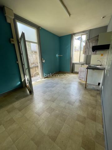 A la vente, appartement T2 d'une superficie d'environ 34m2, composé d'une pièce de vie avec cuisine aménagée baignée de lumière, d'une chambre, d'une salle d'eau et d'un w.c séparé et d'une cour privative d'environ 17m2
Ce dernier se trouve au rez-de-chaussée d'un immeuble, implanté au coeur de Cognac, à moins de 300m de la place François 1er. 
Ce logement est situé à la fin de l'extension de l'immeuble, de fait, il n'y a pas d'étage au dessus, donc pas de voisins. 
Les huisseries sont toutes en PVC double-vitrage, les volets sont également en PVC. 
Bien en copropriété de 7 lots.
Cet appartement est à rénover entièrement.
Il est actuellement évalué en DPE G.
Le loyer exercé lors de la dernière location était de 360 euros par mois.
Idéal pour des investisseurs qui souhaitent aller chercher une belle rentabilité ou pour des particuliers et des professionnels souhaitant s'établir en centre-ville.
Le loyer après rénovation a été estimé à environ 540 euros. Avis de valeur locative effectué par un professionnel. 

Les + :
- Aucune nuisance sonore n'est pas à déplorer, bien que ce bien se situe sur une des artères principale de Cognac. L'idéal pour allier vie en ville et calme pour profiter de l'espace extérieur privatif. 
- Proximité immédiate avec tout le dynamisme de Cognac et les diverses commodités.