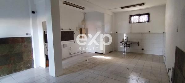 Saint-Pierre, Gare routière, Local Commercial 38 m2 à Vendre Loué