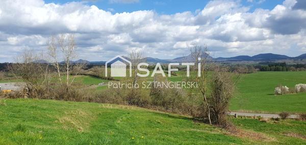 Terrain constructible  avec vue sur la chaîne des Puys.