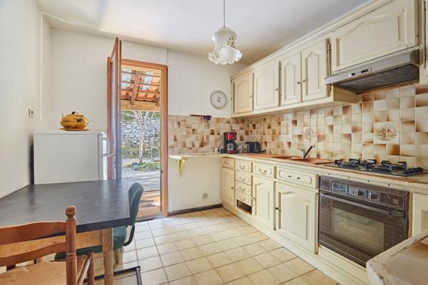 Lambesc ? Maison 3 chambres avec studio indépendant, piscine et 7 300 m² de terrain