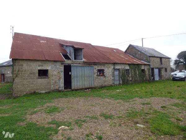 Maison d'habitation à restaurer, construite en pierre, briques, parpaings et masse sous ardoise...
