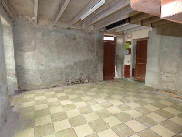 Maison d'habitation à restaurer, construite en pierre, briques, parpaings et masse sous ardoise...