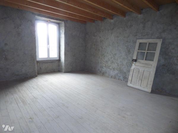 Maison d'habitation à restaurer, construite en pierre, briques, parpaings et masse sous ardoise...