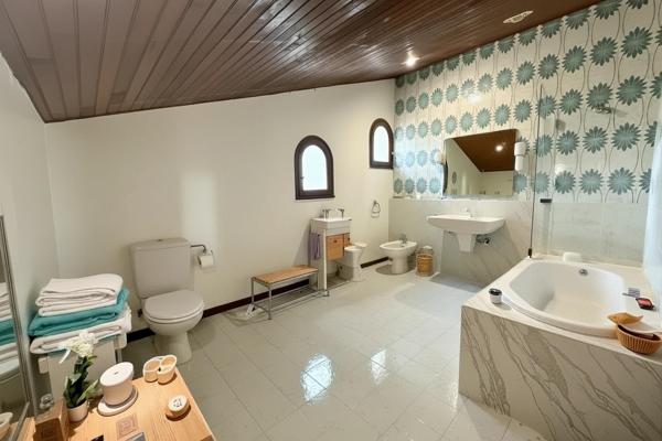 Saint-Aygulf – Villa 8 pièces de 248 m² avec vue mer, 6 chambres, double garage et terrain de 1 000 m²