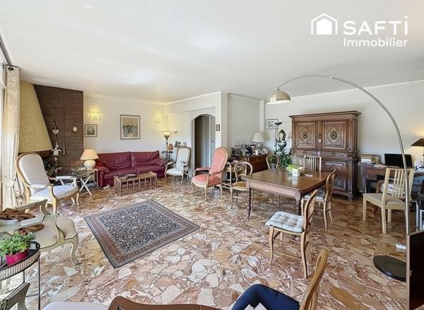 Saint-Aygulf – Villa 8 pièces de 248 m² avec vue mer, 6 chambres, double garage et terrain de 1 000 m²