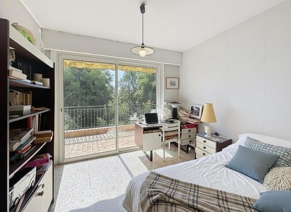 Saint-Aygulf – Villa 8 pièces de 248 m² avec vue mer, 6 chambres, double garage et terrain de 1 000 m²