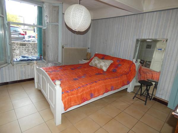 RIANS MAISON T4 AVEC COUR ET CAVE INVESTISSEUR