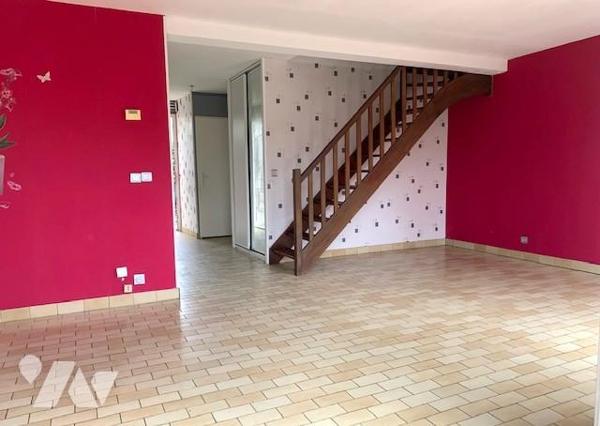 Les Essarts maison de 86 m² avec 3 chambres, garage et jardin.