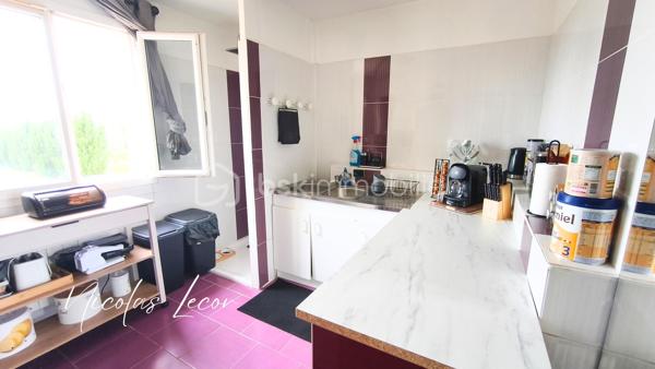 Dès l'entrée, vous découvrirez une belle pièce de vie conviviale composée d'un salon-séjour avec cuisine ouverte, prolongée par un cellier donnant accès à un garage attenant d'environ 20 m².

Le rez-de-chaussée a été pensé pour le confort de chacun avec trois véritables suites parentales, toutes équipées de leur salle d'eau avec douche à l'italienne et de leur WC. Un quatrième WC indépendant complète ce niveau.

À l'étage, les espaces sont actuellement aménagés comme un appartement, mais peuvent très facilement retrouver leur configuration d'origine. Vous y trouverez ainsi trois chambres, dont une suite parentale avec dressing et salle d'eau privative, une cuisine pouvant être réaménagée en salle d'eau, un WC indépendant ainsi qu'un débarras.

À l'extérieur, la propriété s'étend sur un terrain de 2 863 m², dont une partie est constructible. Ses deux accès indépendants offrent de nombreuses possibilités d'aménagement selon vos envies ou vos projets. Une dépendance aménagée avec douche et WC permet également de disposer d'une chambre supplémentaire ou d'un espace indépendant. Plusieurs espaces de rangement complètent l'ensemble.

Reliée à la fibre, au tout-à-l'égout et équipée d'un chauffage électrique à inertie, cette maison ne nécessite pas de travaux importants, hormis une cuisine à prévoir. L'installation électrique ne présente aucune anomalie.

Que vous recherchiez une grande maison familiale, un lieu pour accueillir vos proches, un projet de famille d'accueil ou encore une activité nécessitant plusieurs espaces indépendants, cette propriété saura répondre à de nombreux projets de vie.

Une visite vous permettra d'en apprécier tout le potentiel.