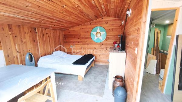 Dès l'entrée, vous découvrirez une belle pièce de vie conviviale composée d'un salon-séjour avec cuisine ouverte, prolongée par un cellier donnant accès à un garage attenant d'environ 20 m².

Le rez-de-chaussée a été pensé pour le confort de chacun avec trois véritables suites parentales, toutes équipées de leur salle d'eau avec douche à l'italienne et de leur WC. Un quatrième WC indépendant complète ce niveau.

À l'étage, les espaces sont actuellement aménagés comme un appartement, mais peuvent très facilement retrouver leur configuration d'origine. Vous y trouverez ainsi trois chambres, dont une suite parentale avec dressing et salle d'eau privative, une cuisine pouvant être réaménagée en salle d'eau, un WC indépendant ainsi qu'un débarras.

À l'extérieur, la propriété s'étend sur un terrain de 2 863 m², dont une partie est constructible. Ses deux accès indépendants offrent de nombreuses possibilités d'aménagement selon vos envies ou vos projets. Une dépendance aménagée avec douche et WC permet également de disposer d'une chambre supplémentaire ou d'un espace indépendant. Plusieurs espaces de rangement complètent l'ensemble.

Reliée à la fibre, au tout-à-l'égout et équipée d'un chauffage électrique à inertie, cette maison ne nécessite pas de travaux importants, hormis une cuisine à prévoir. L'installation électrique ne présente aucune anomalie.

Que vous recherchiez une grande maison familiale, un lieu pour accueillir vos proches, un projet de famille d'accueil ou encore une activité nécessitant plusieurs espaces indépendants, cette propriété saura répondre à de nombreux projets de vie.

Une visite vous permettra d'en apprécier tout le potentiel.