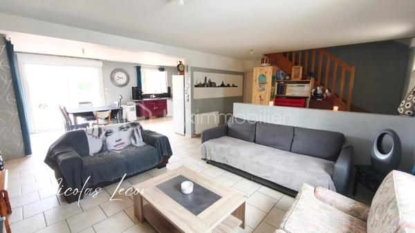 Dès l'entrée, vous découvrirez une belle pièce de vie conviviale composée d'un salon-séjour avec cuisine ouverte, prolongée par un cellier donnant accès à un garage attenant d'environ 20 m².

Le rez-de-chaussée a été pensé pour le confort de chacun avec trois véritables suites parentales, toutes équipées de leur salle d'eau avec douche à l'italienne et de leur WC. Un quatrième WC indépendant complète ce niveau.

À l'étage, les espaces sont actuellement aménagés comme un appartement, mais peuvent très facilement retrouver leur configuration d'origine. Vous y trouverez ainsi trois chambres, dont une suite parentale avec dressing et salle d'eau privative, une cuisine pouvant être réaménagée en salle d'eau, un WC indépendant ainsi qu'un débarras.

À l'extérieur, la propriété s'étend sur un terrain de 2 863 m², dont une partie est constructible. Ses deux accès indépendants offrent de nombreuses possibilités d'aménagement selon vos envies ou vos projets. Une dépendance aménagée avec douche et WC permet également de disposer d'une chambre supplémentaire ou d'un espace indépendant. Plusieurs espaces de rangement complètent l'ensemble.

Reliée à la fibre, au tout-à-l'égout et équipée d'un chauffage électrique à inertie, cette maison ne nécessite pas de travaux importants, hormis une cuisine à prévoir. L'installation électrique ne présente aucune anomalie.

Que vous recherchiez une grande maison familiale, un lieu pour accueillir vos proches, un projet de famille d'accueil ou encore une activité nécessitant plusieurs espaces indépendants, cette propriété saura répondre à de nombreux projets de vie.

Une visite vous permettra d'en apprécier tout le potentiel.