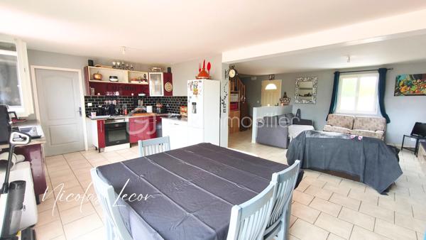 Dès l'entrée, vous découvrirez une belle pièce de vie conviviale composée d'un salon-séjour avec cuisine ouverte, prolongée par un cellier donnant accès à un garage attenant d'environ 20 m².

Le rez-de-chaussée a été pensé pour le confort de chacun avec trois véritables suites parentales, toutes équipées de leur salle d'eau avec douche à l'italienne et de leur WC. Un quatrième WC indépendant complète ce niveau.

À l'étage, les espaces sont actuellement aménagés comme un appartement, mais peuvent très facilement retrouver leur configuration d'origine. Vous y trouverez ainsi trois chambres, dont une suite parentale avec dressing et salle d'eau privative, une cuisine pouvant être réaménagée en salle d'eau, un WC indépendant ainsi qu'un débarras.

À l'extérieur, la propriété s'étend sur un terrain de 2 863 m², dont une partie est constructible. Ses deux accès indépendants offrent de nombreuses possibilités d'aménagement selon vos envies ou vos projets. Une dépendance aménagée avec douche et WC permet également de disposer d'une chambre supplémentaire ou d'un espace indépendant. Plusieurs espaces de rangement complètent l'ensemble.

Reliée à la fibre, au tout-à-l'égout et équipée d'un chauffage électrique à inertie, cette maison ne nécessite pas de travaux importants, hormis une cuisine à prévoir. L'installation électrique ne présente aucune anomalie.

Que vous recherchiez une grande maison familiale, un lieu pour accueillir vos proches, un projet de famille d'accueil ou encore une activité nécessitant plusieurs espaces indépendants, cette propriété saura répondre à de nombreux projets de vie.

Une visite vous permettra d'en apprécier tout le potentiel.