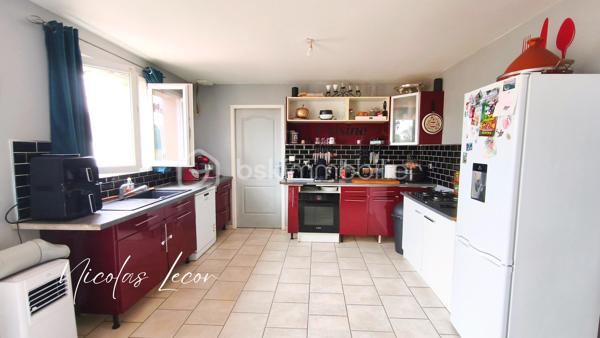 Dès l'entrée, vous découvrirez une belle pièce de vie conviviale composée d'un salon-séjour avec cuisine ouverte, prolongée par un cellier donnant accès à un garage attenant d'environ 20 m².

Le rez-de-chaussée a été pensé pour le confort de chacun avec trois véritables suites parentales, toutes équipées de leur salle d'eau avec douche à l'italienne et de leur WC. Un quatrième WC indépendant complète ce niveau.

À l'étage, les espaces sont actuellement aménagés comme un appartement, mais peuvent très facilement retrouver leur configuration d'origine. Vous y trouverez ainsi trois chambres, dont une suite parentale avec dressing et salle d'eau privative, une cuisine pouvant être réaménagée en salle d'eau, un WC indépendant ainsi qu'un débarras.

À l'extérieur, la propriété s'étend sur un terrain de 2 863 m², dont une partie est constructible. Ses deux accès indépendants offrent de nombreuses possibilités d'aménagement selon vos envies ou vos projets. Une dépendance aménagée avec douche et WC permet également de disposer d'une chambre supplémentaire ou d'un espace indépendant. Plusieurs espaces de rangement complètent l'ensemble.

Reliée à la fibre, au tout-à-l'égout et équipée d'un chauffage électrique à inertie, cette maison ne nécessite pas de travaux importants, hormis une cuisine à prévoir. L'installation électrique ne présente aucune anomalie.

Que vous recherchiez une grande maison familiale, un lieu pour accueillir vos proches, un projet de famille d'accueil ou encore une activité nécessitant plusieurs espaces indépendants, cette propriété saura répondre à de nombreux projets de vie.

Une visite vous permettra d'en apprécier tout le potentiel.