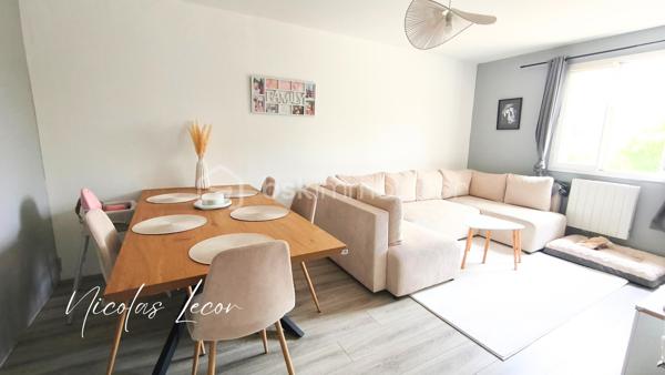 Dès l'entrée, vous découvrirez une belle pièce de vie conviviale composée d'un salon-séjour avec cuisine ouverte, prolongée par un cellier donnant accès à un garage attenant d'environ 20 m².

Le rez-de-chaussée a été pensé pour le confort de chacun avec trois véritables suites parentales, toutes équipées de leur salle d'eau avec douche à l'italienne et de leur WC. Un quatrième WC indépendant complète ce niveau.

À l'étage, les espaces sont actuellement aménagés comme un appartement, mais peuvent très facilement retrouver leur configuration d'origine. Vous y trouverez ainsi trois chambres, dont une suite parentale avec dressing et salle d'eau privative, une cuisine pouvant être réaménagée en salle d'eau, un WC indépendant ainsi qu'un débarras.

À l'extérieur, la propriété s'étend sur un terrain de 2 863 m², dont une partie est constructible. Ses deux accès indépendants offrent de nombreuses possibilités d'aménagement selon vos envies ou vos projets. Une dépendance aménagée avec douche et WC permet également de disposer d'une chambre supplémentaire ou d'un espace indépendant. Plusieurs espaces de rangement complètent l'ensemble.

Reliée à la fibre, au tout-à-l'égout et équipée d'un chauffage électrique à inertie, cette maison ne nécessite pas de travaux importants, hormis une cuisine à prévoir. L'installation électrique ne présente aucune anomalie.

Que vous recherchiez une grande maison familiale, un lieu pour accueillir vos proches, un projet de famille d'accueil ou encore une activité nécessitant plusieurs espaces indépendants, cette propriété saura répondre à de nombreux projets de vie.

Une visite vous permettra d'en apprécier tout le potentiel.