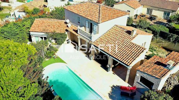 "Spacieuse villa avec piscine, cadre résidentiel prisé"