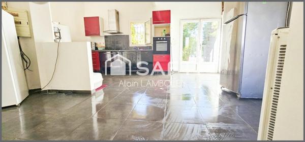 "Spacieuse villa avec piscine, cadre résidentiel prisé"