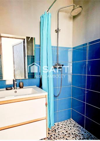 "Spacieuse villa avec piscine, cadre résidentiel prisé"