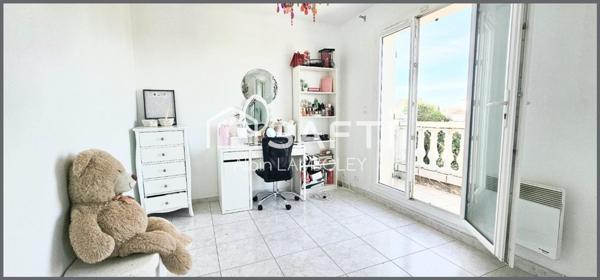 "Spacieuse villa avec piscine, cadre résidentiel prisé"