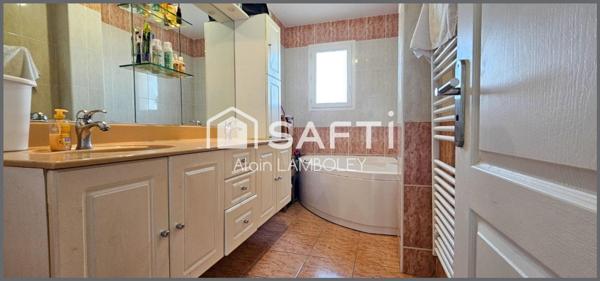 "Spacieuse villa avec piscine, cadre résidentiel prisé"