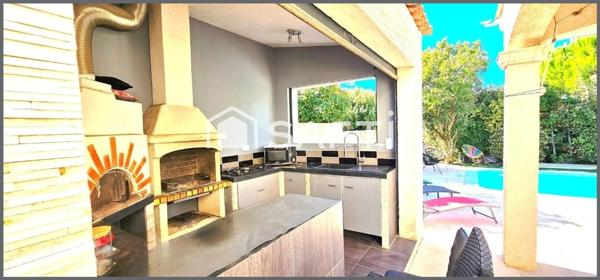 "Spacieuse villa avec piscine, cadre résidentiel prisé"