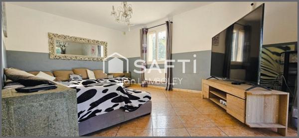 "Spacieuse villa avec piscine, cadre résidentiel prisé"